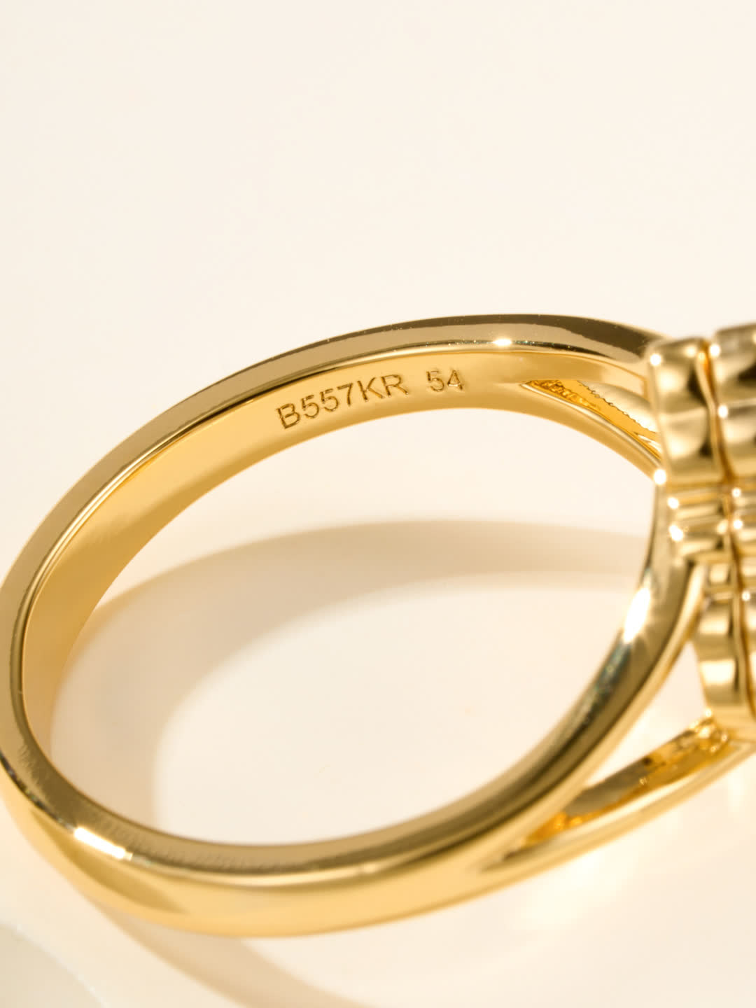 Buccellati Elegant Gold Ring with Filigree Design