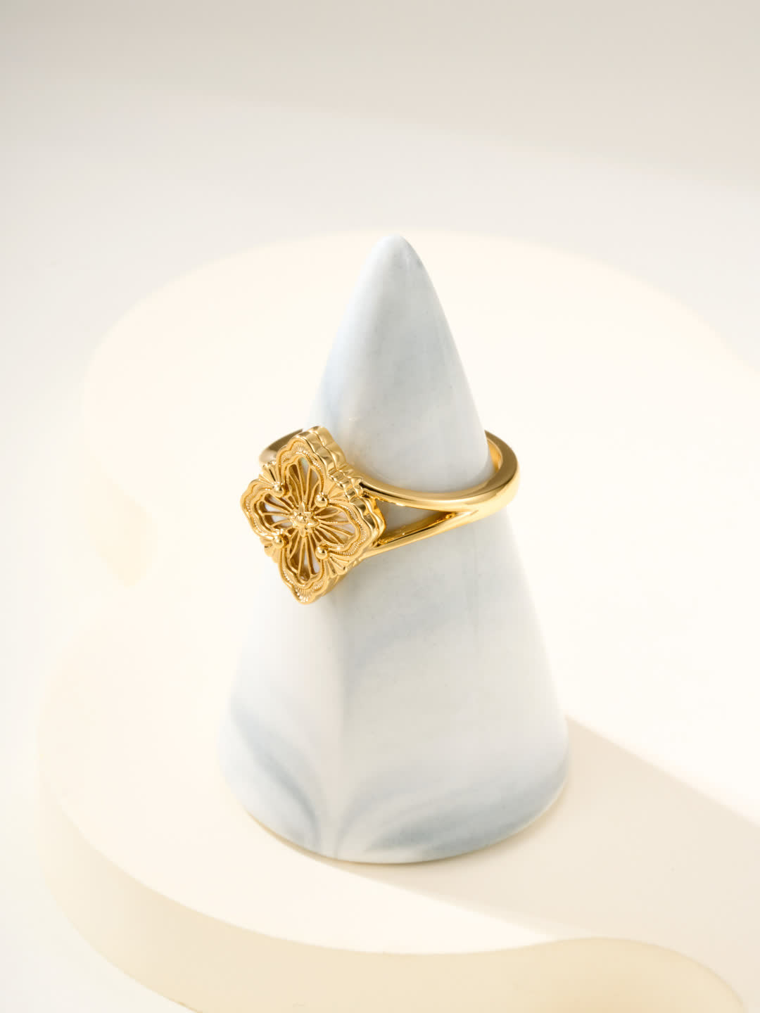 Buccellati Elegant Gold Ring with Filigree Design