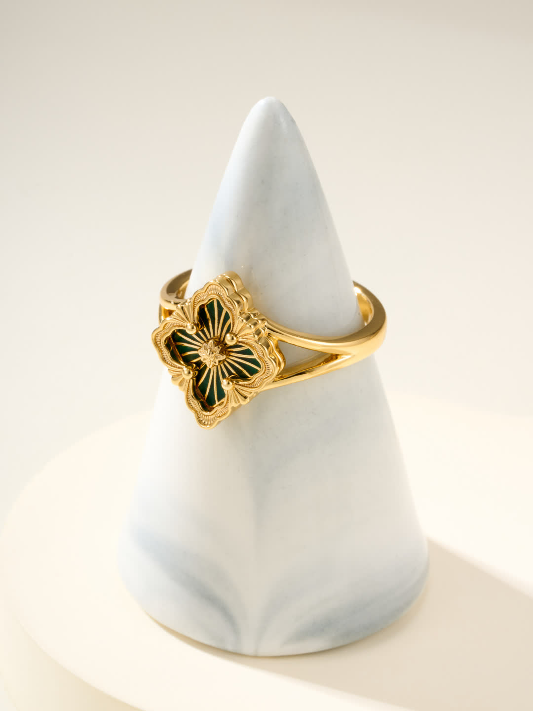 Buccellati Elegant Gold Flower Ring