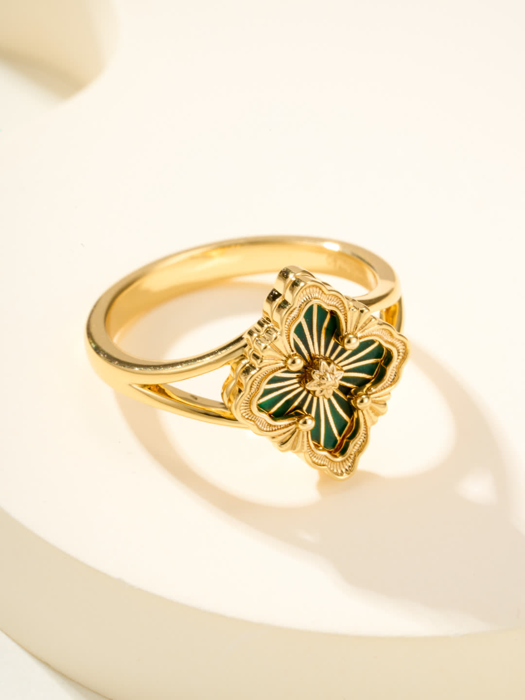 Buccellati Elegant Gold Flower Ring