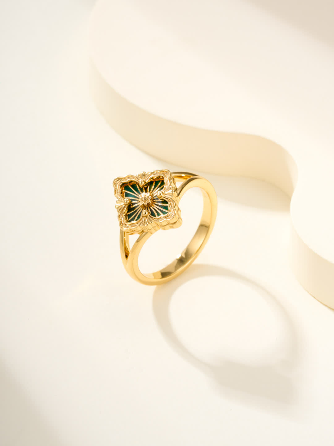 Buccellati Elegant Gold Flower Ring