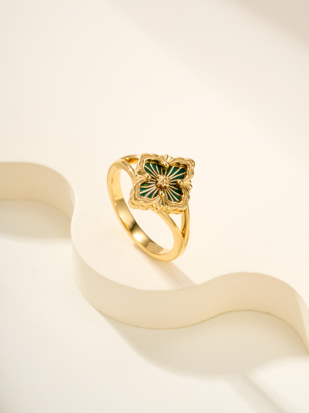 Buccellati Elegant Gold Flower Ring