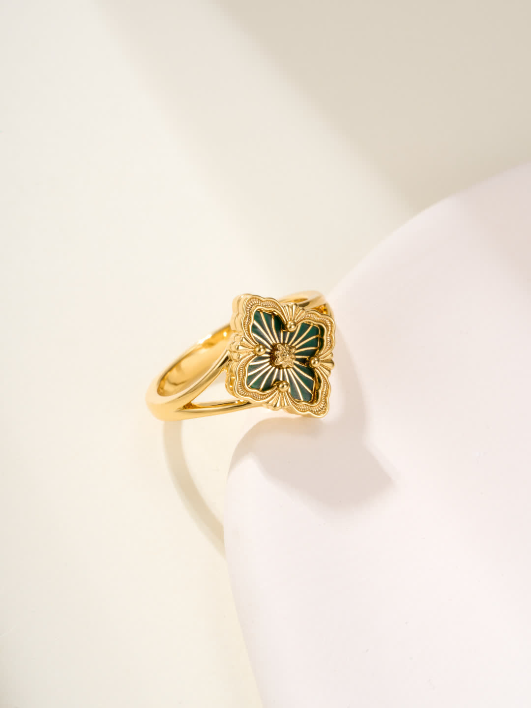 Buccellati Elegant Gold Flower Ring