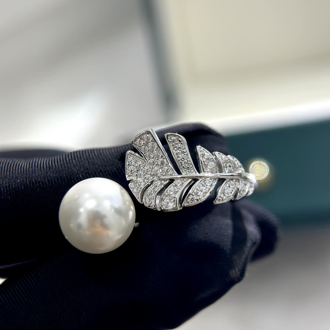 Chanel S925 Silver Leaf Pearl Ring