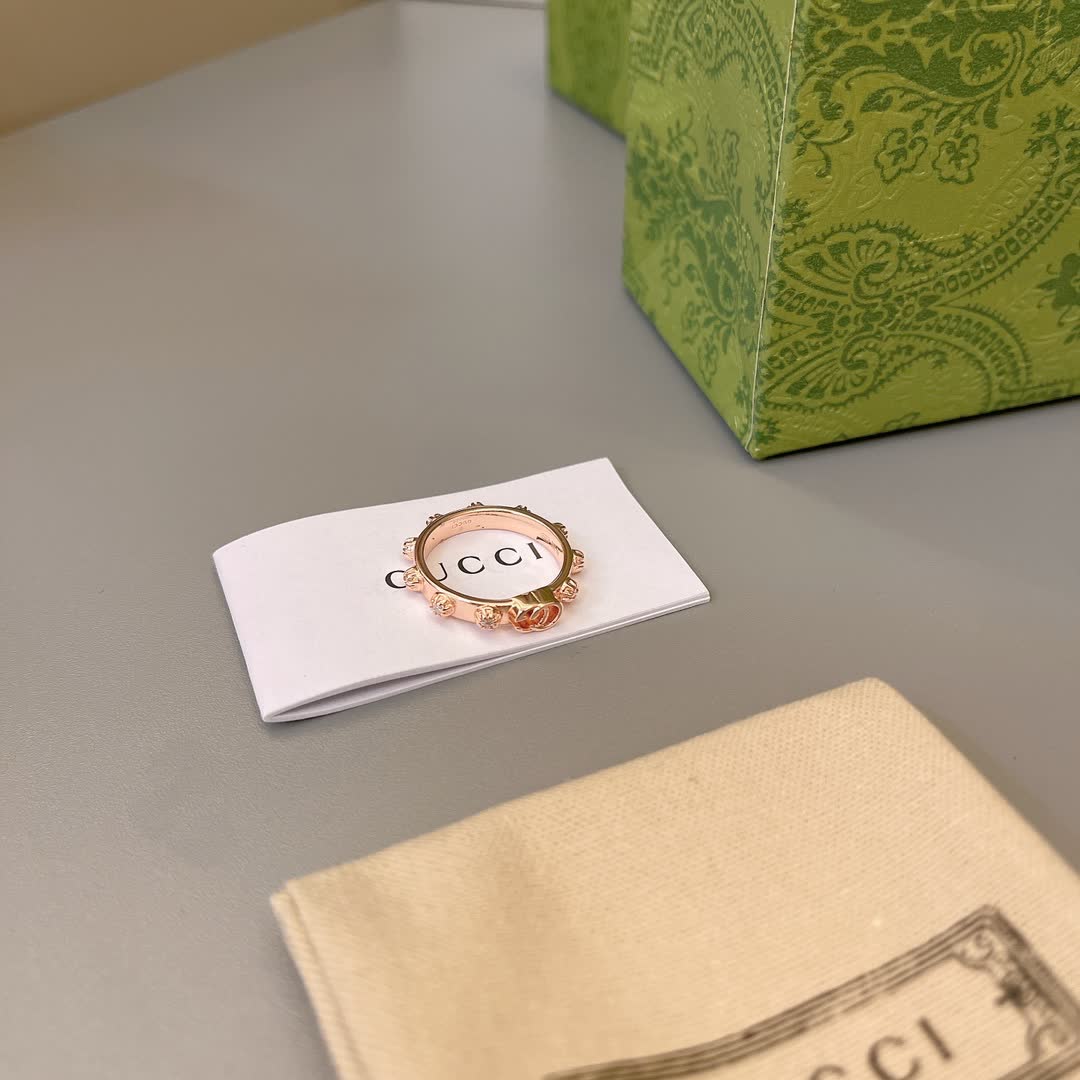 Gucci Rose Gold Ring with Interlocking Gs