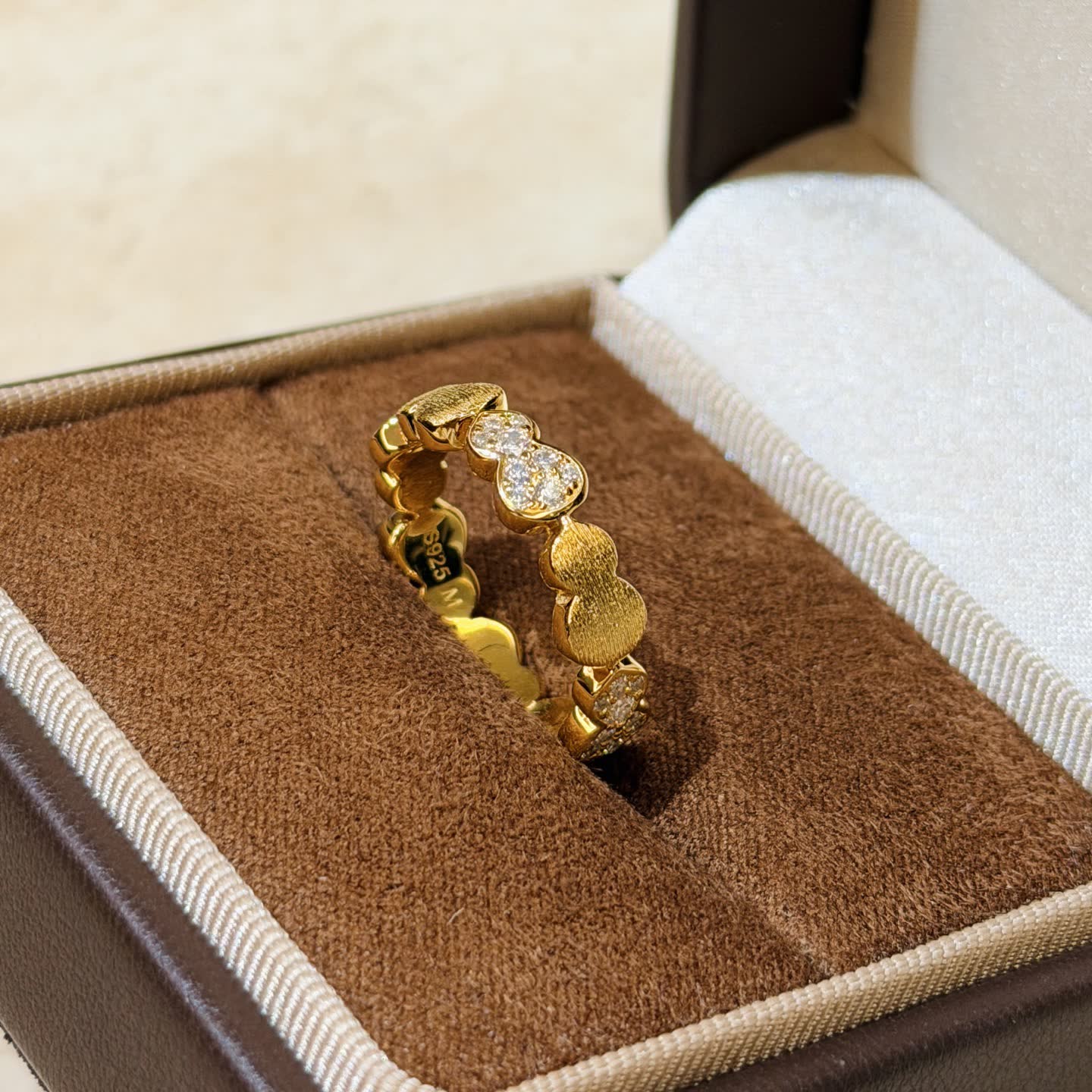 Qeelin Elegant Gold Ring with Diamond Accents