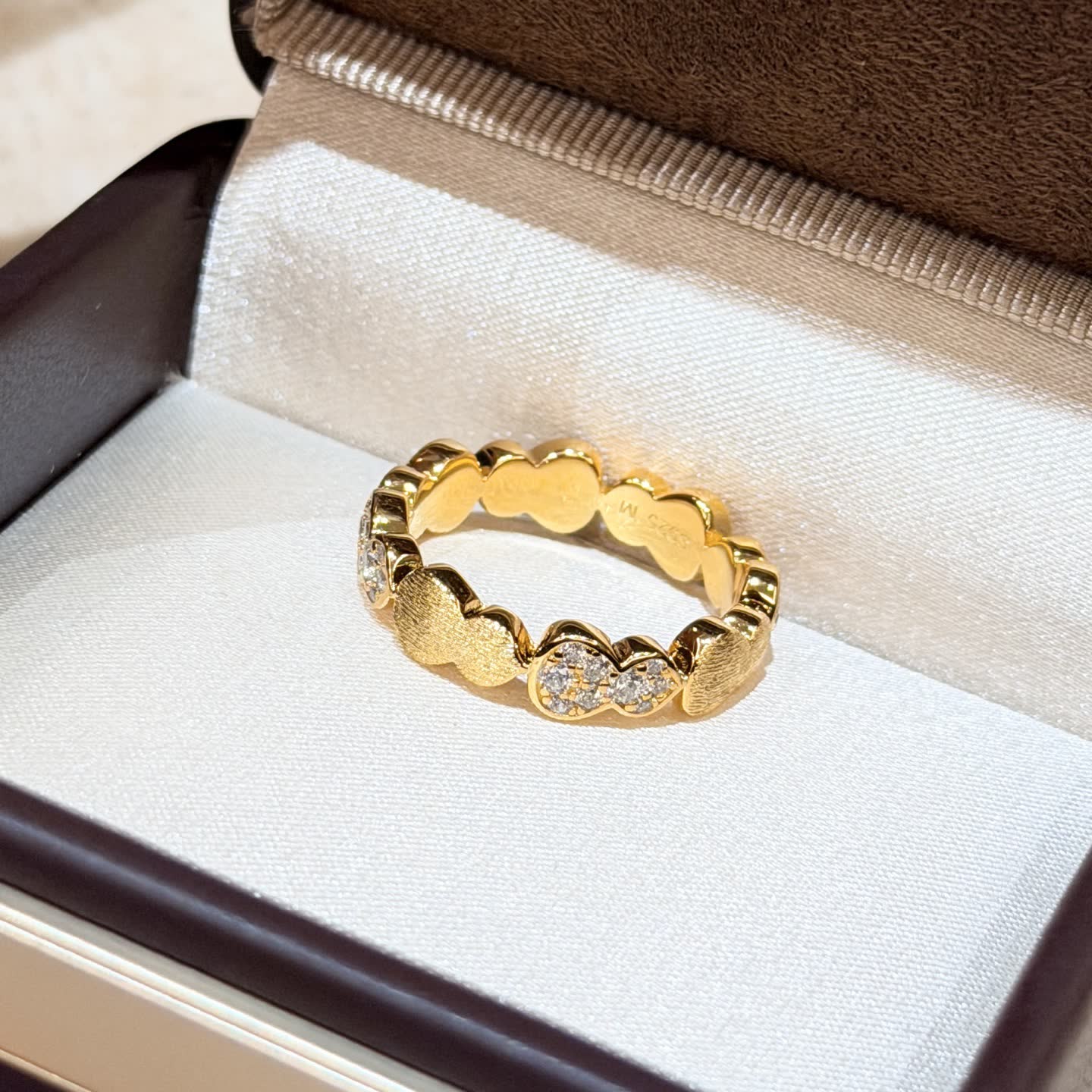 Qeelin Elegant Gold Ring with Diamond Accents