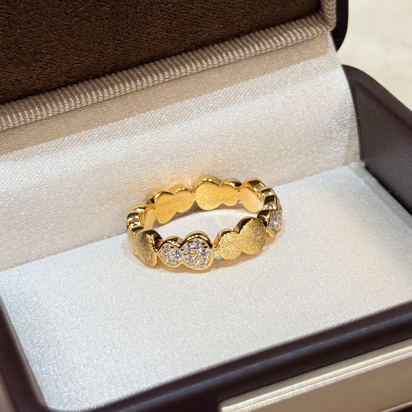 Qeelin Elegant Gold Ring with Diamond Accents