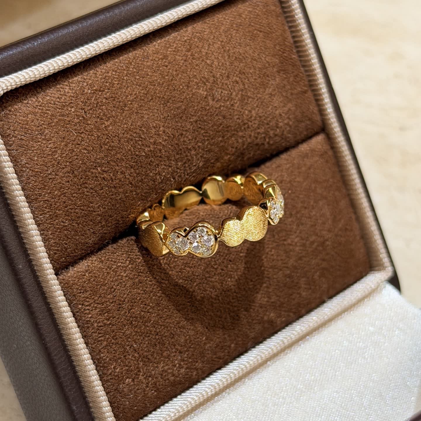 Qeelin Elegant Gold Ring with Diamond Accents