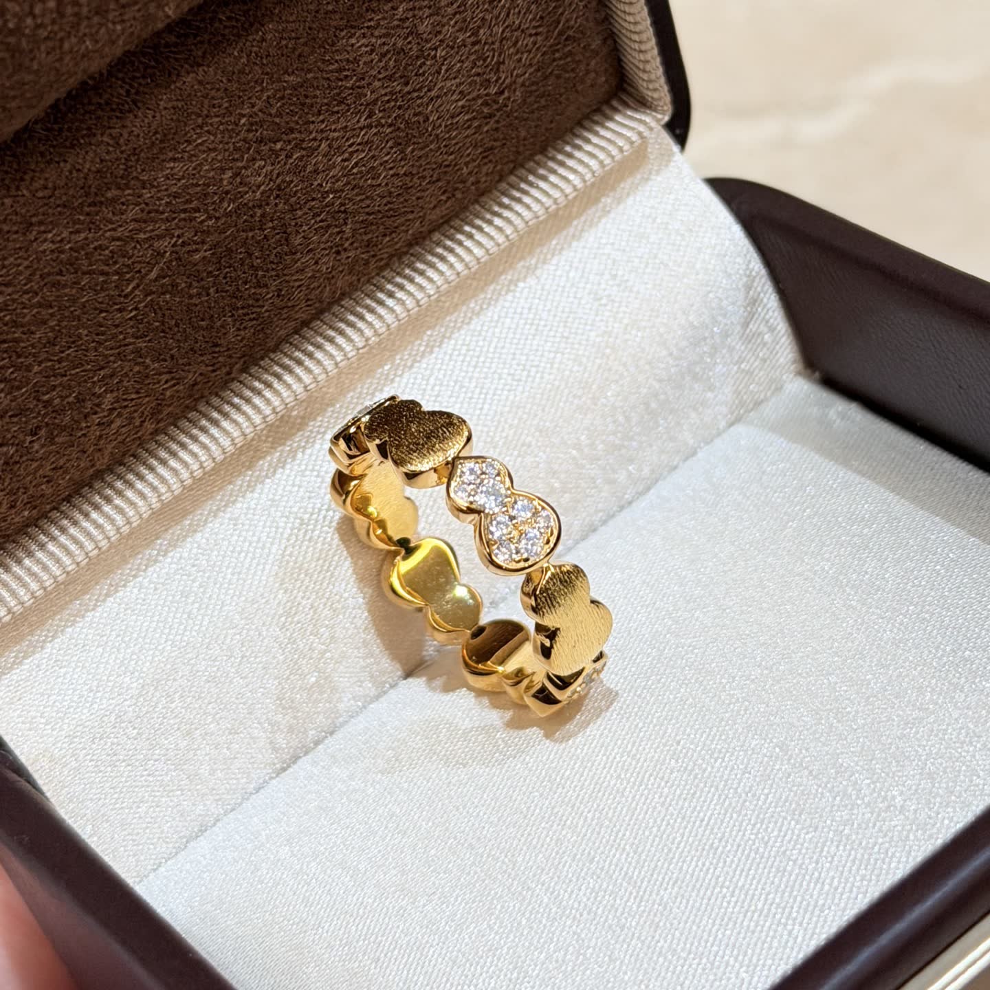 Qeelin Elegant Gold Ring with Diamond Accents