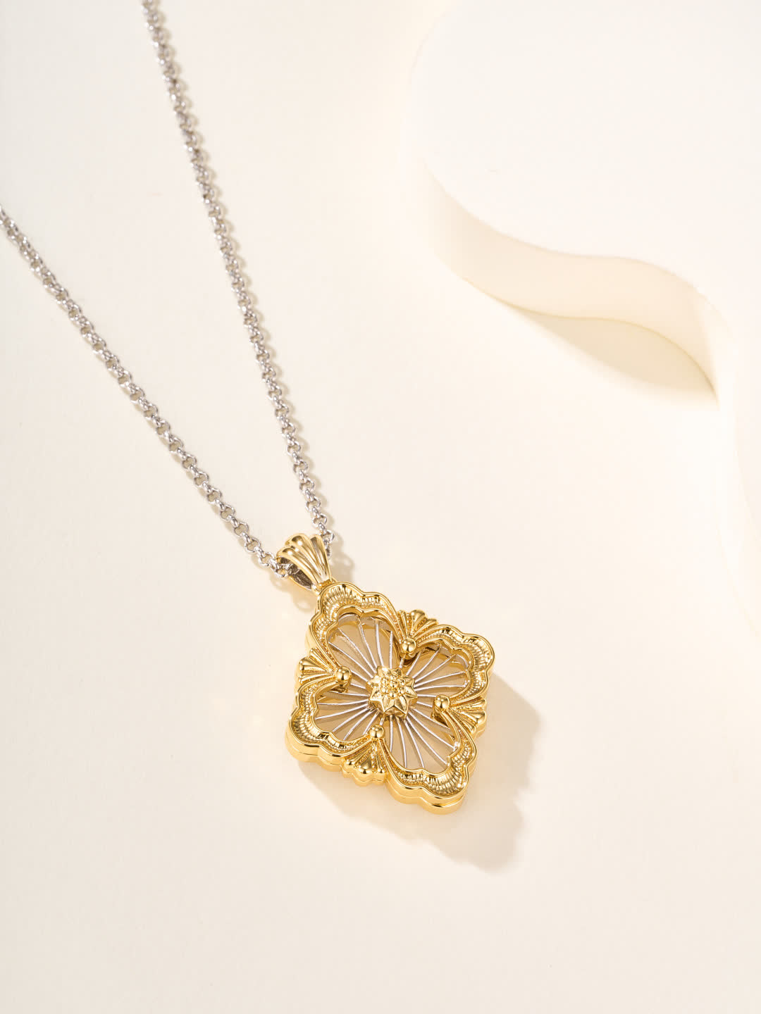 Buccellati Elegant Gold and Diamond Flower Pendant Necklace