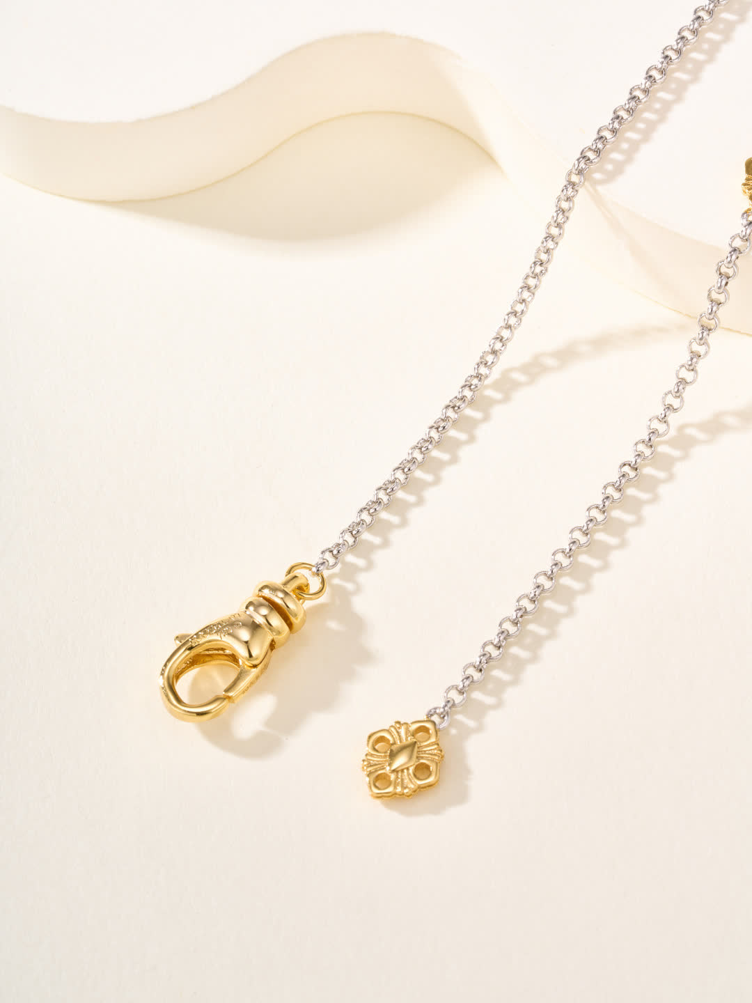Buccellati Elegant Gold and Diamond Flower Pendant Necklace