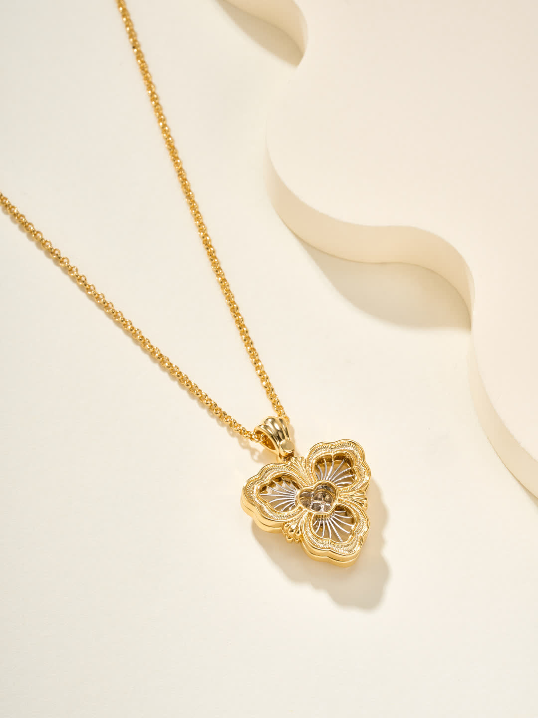 Buccellati Elegant Gold Heart Pendant with Diamond Accents
