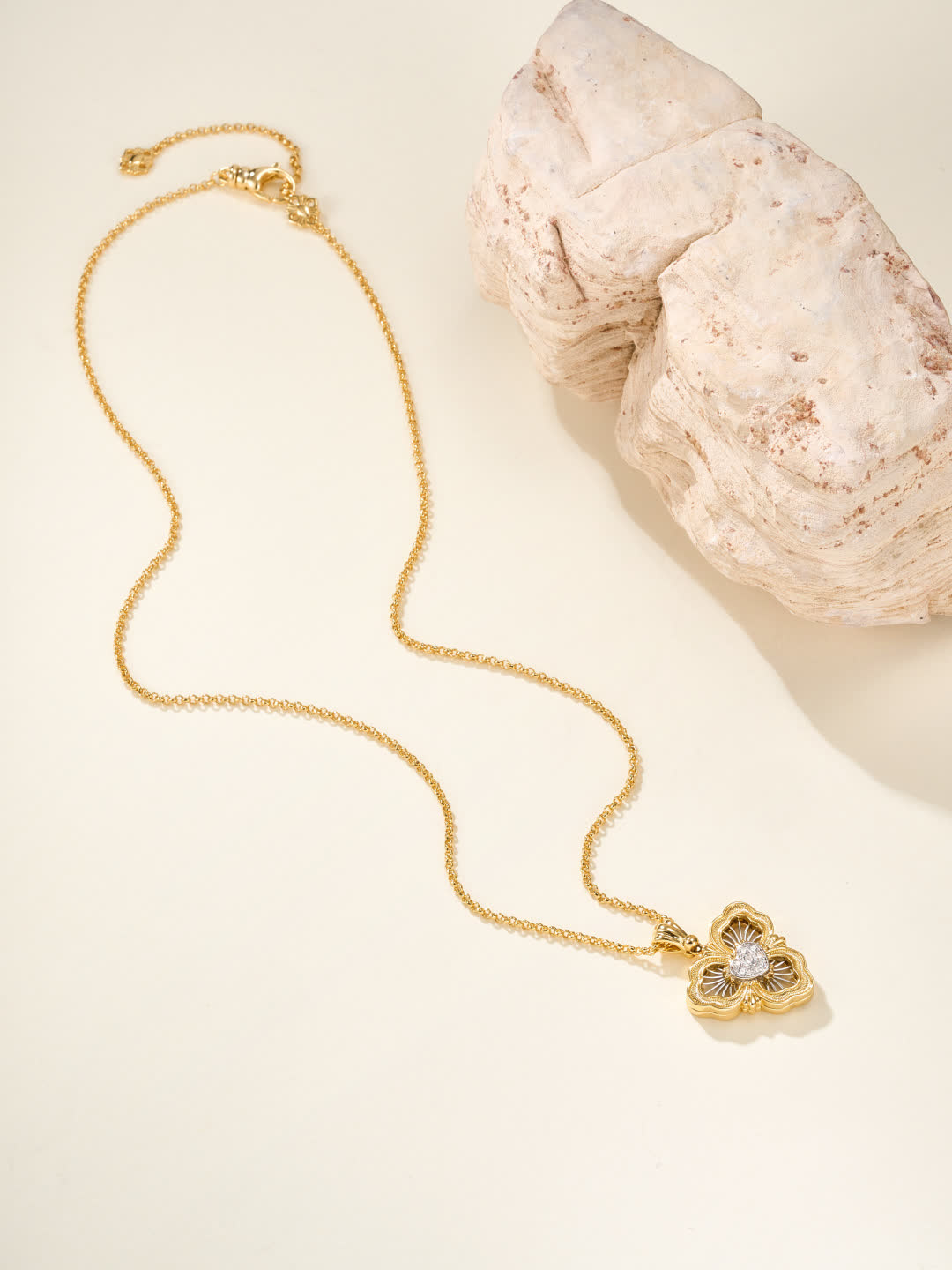 Buccellati Elegant Gold Heart Pendant with Diamond Accents