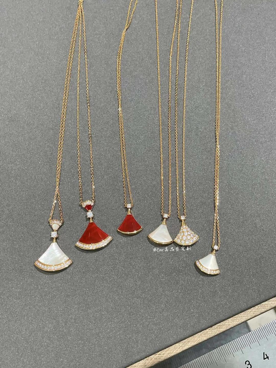 Bvlgari Elegant Fan-Shaped Pendant Necklace