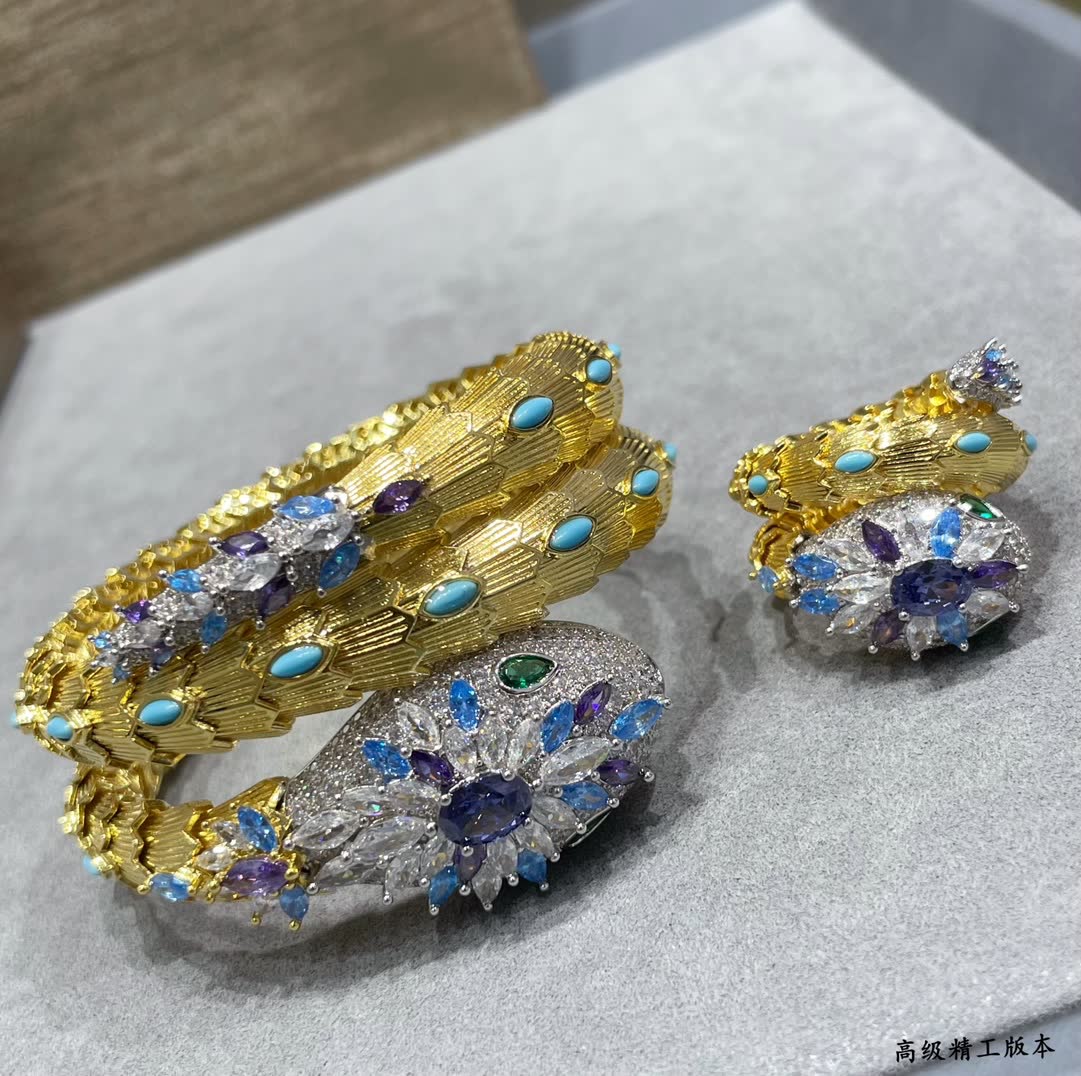 Bvlgari Elegant Gold and Crystal Necklace Set Bvlgari Elegant Gold and Crystal Necklace Set