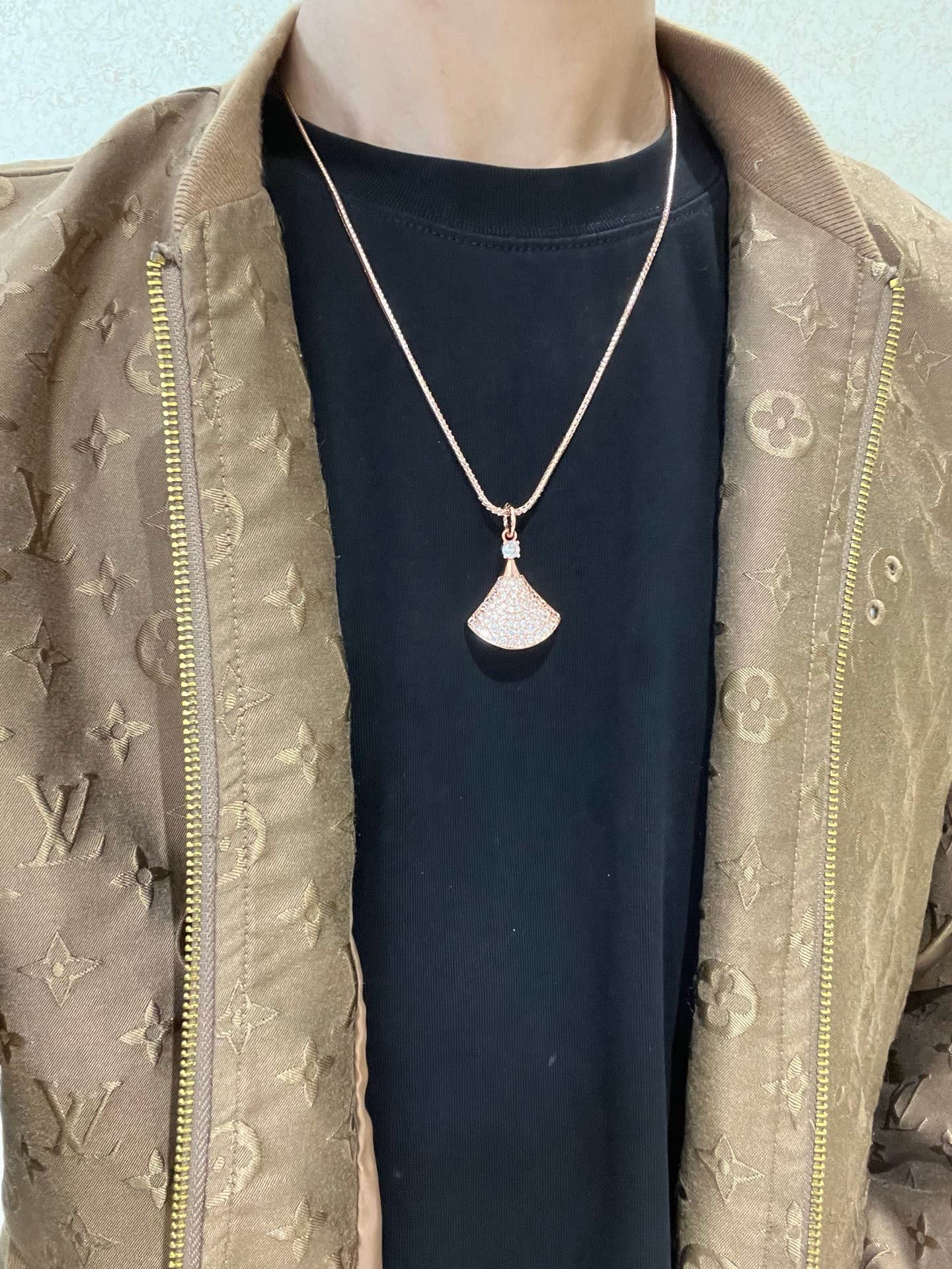Bvlgari Elegant Rose Gold Fan-Shaped Diamond Pendant Necklace