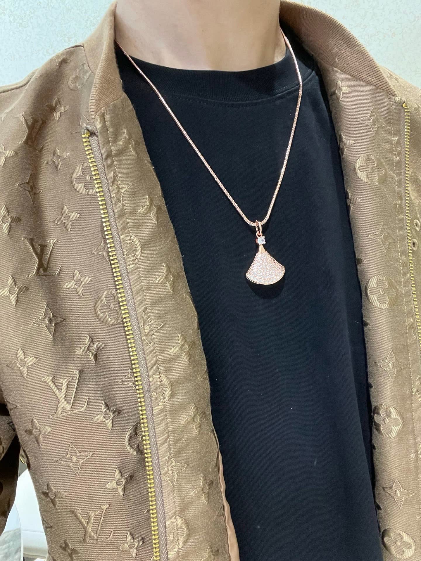 Bvlgari Elegant Rose Gold Fan-Shaped Diamond Pendant Necklace
