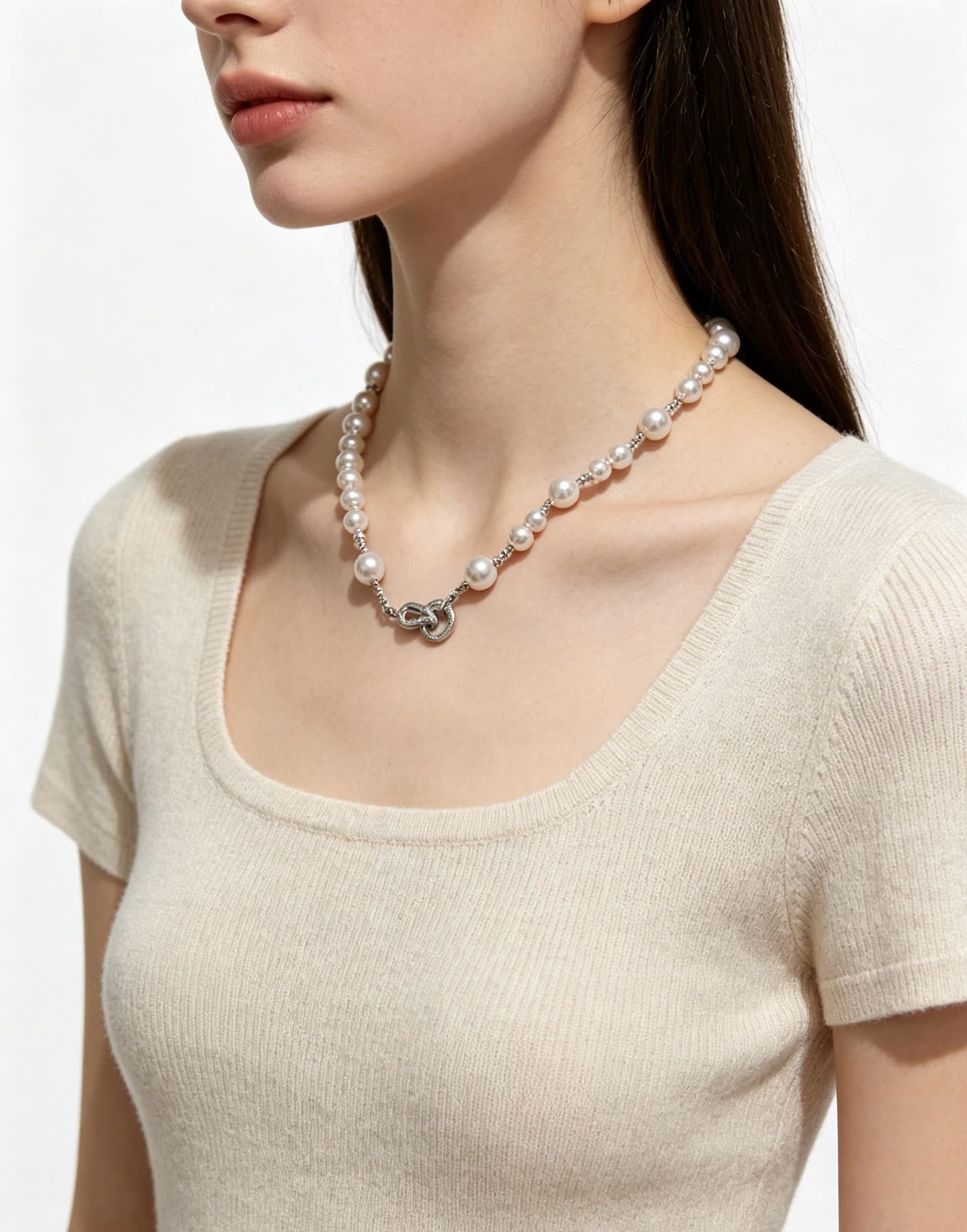 Cartier Elegant Pearl Necklace with Diamond Clasp