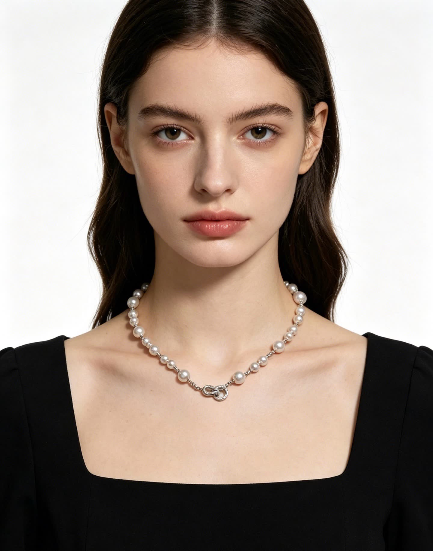Cartier Elegant Pearl Necklace with Diamond Clasp