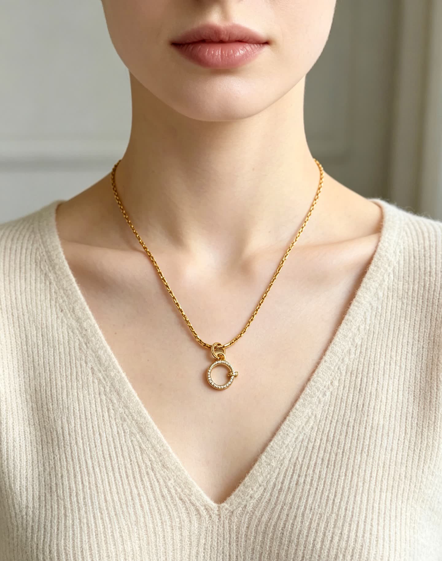 Cartier Elegant Gold Circle Pendant Necklace