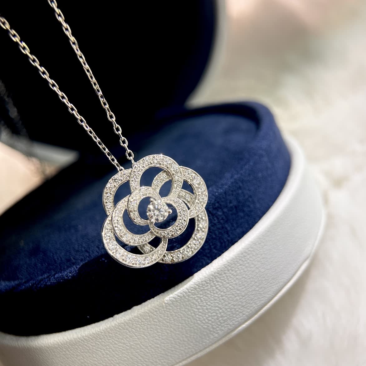 Elegant Silver Flower Diamond Pendant Necklace Elegant Silver Flower Diamond Pendant Necklace