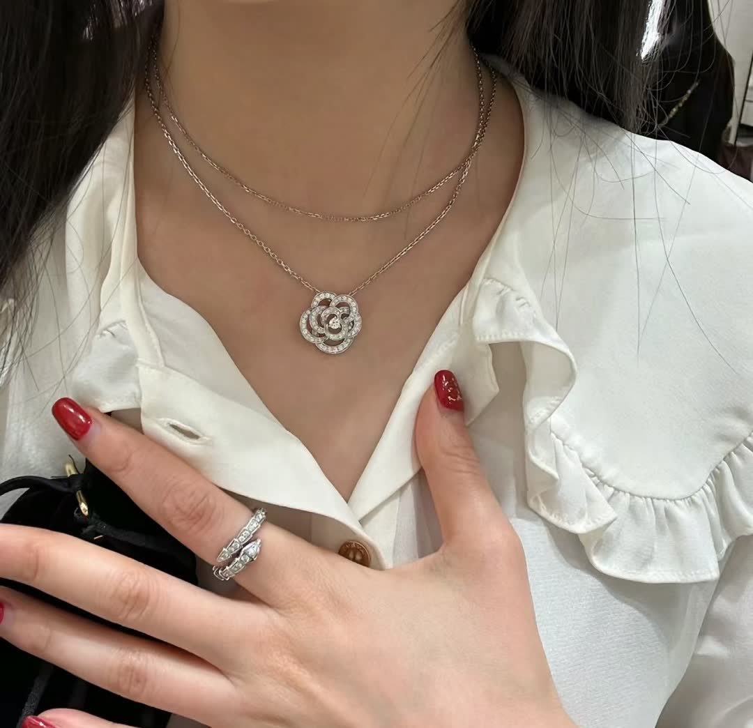 Elegant Silver Flower Diamond Pendant Necklace