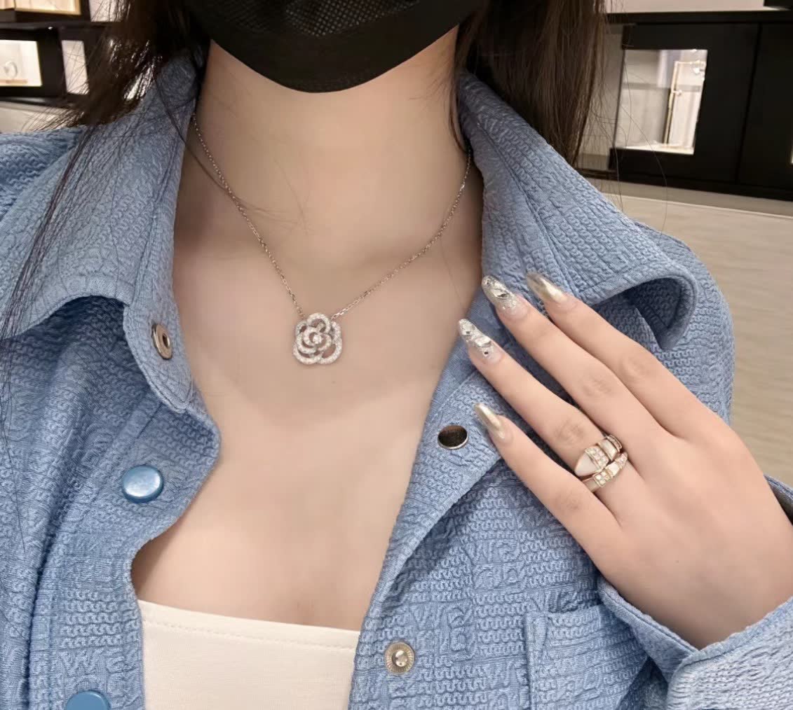 Elegant Silver Flower Diamond Pendant Necklace