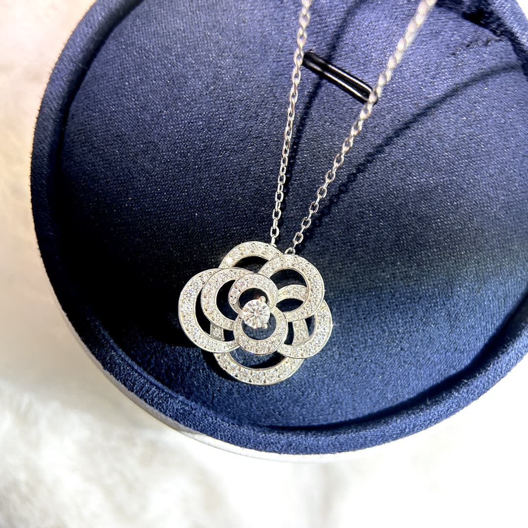 Elegant Silver Flower Diamond Pendant Necklace