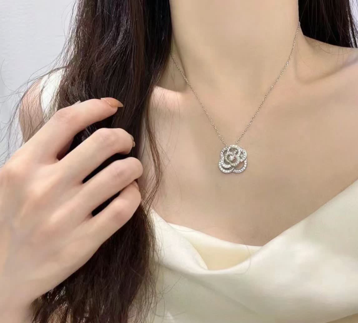 Elegant Silver Flower Diamond Pendant Necklace
