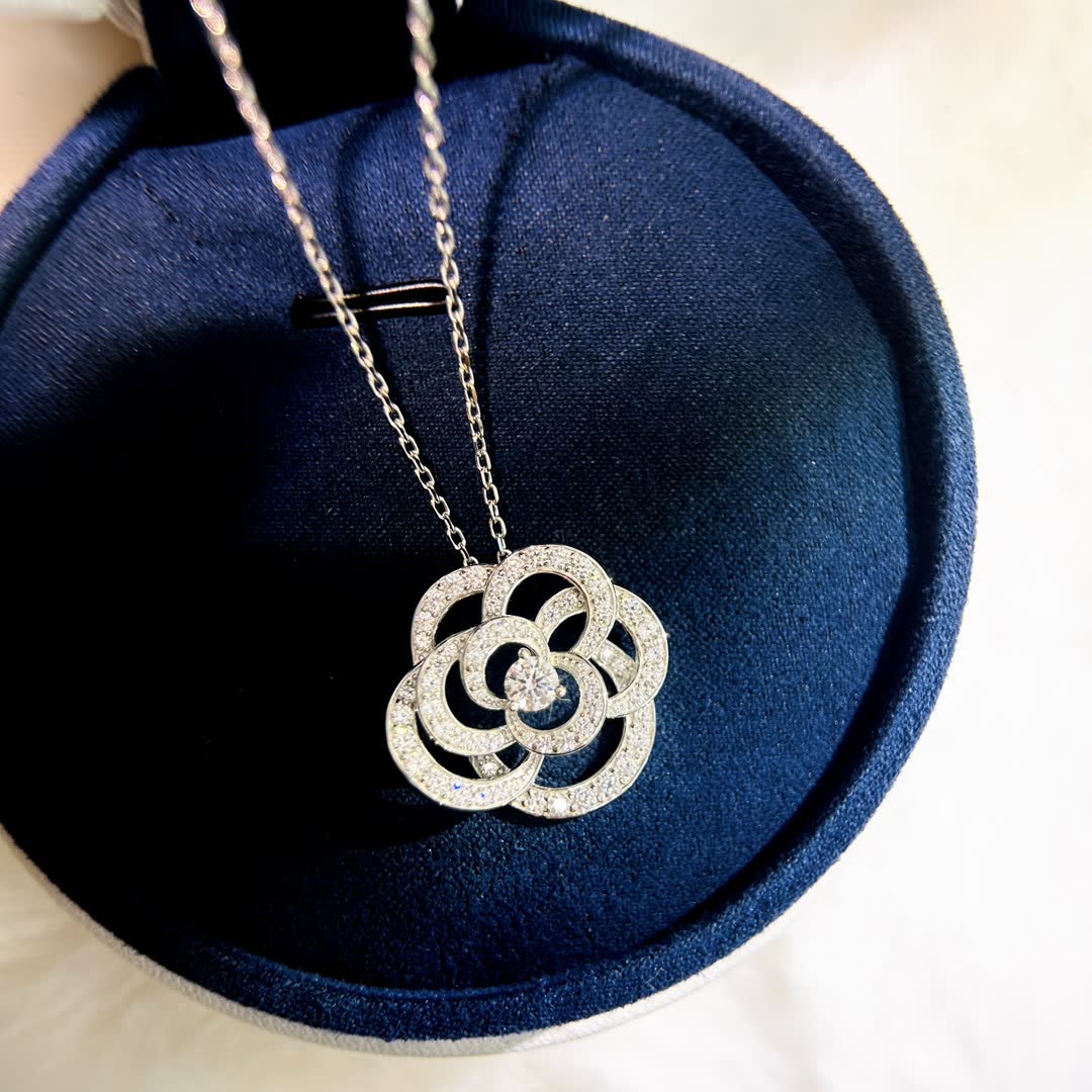 Elegant Silver Flower Diamond Pendant Necklace