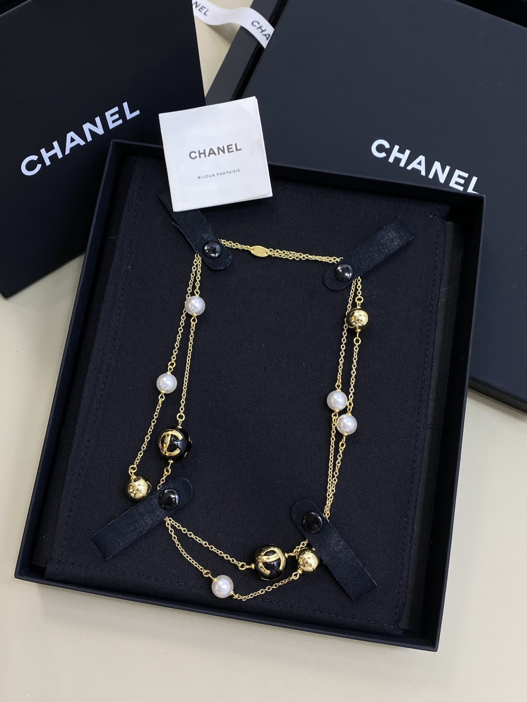 Chanel CC Logo Pearl Necklace