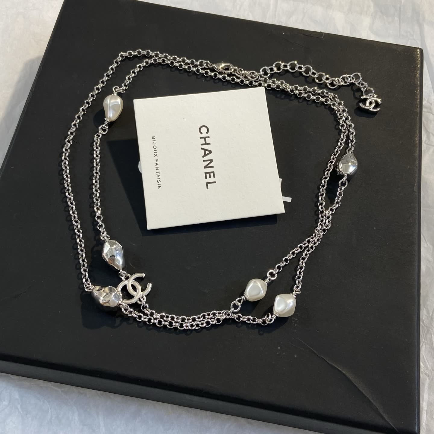Chanel Bijoux Fantaisie Silver Necklace with Pearls