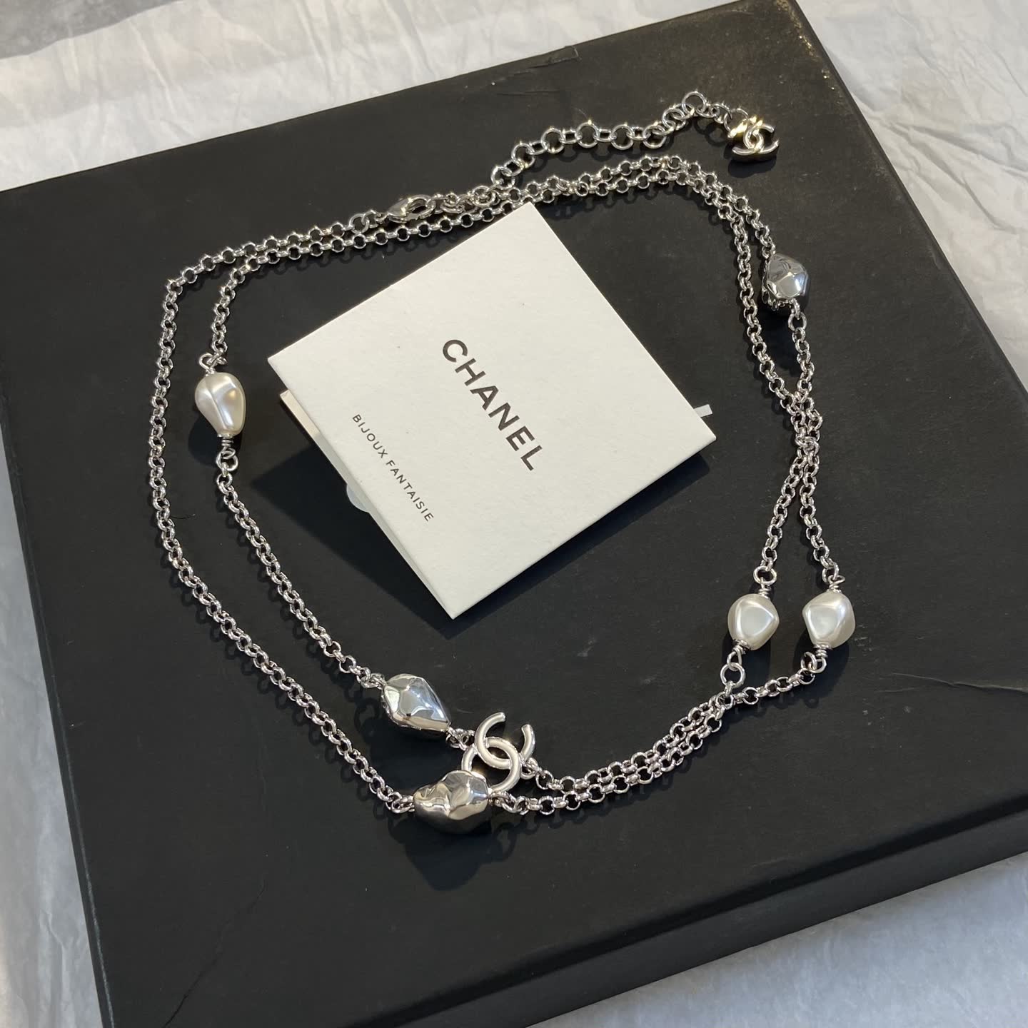 Chanel Bijoux Fantaisie Silver Necklace with Pearls