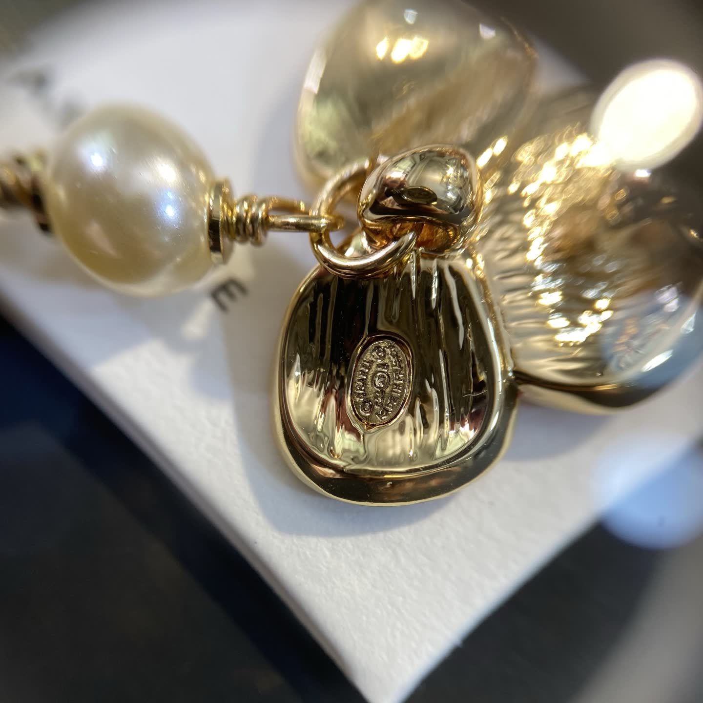 Chanel Gold-Tone Pearl and Enamel Flower Necklace-XM1260