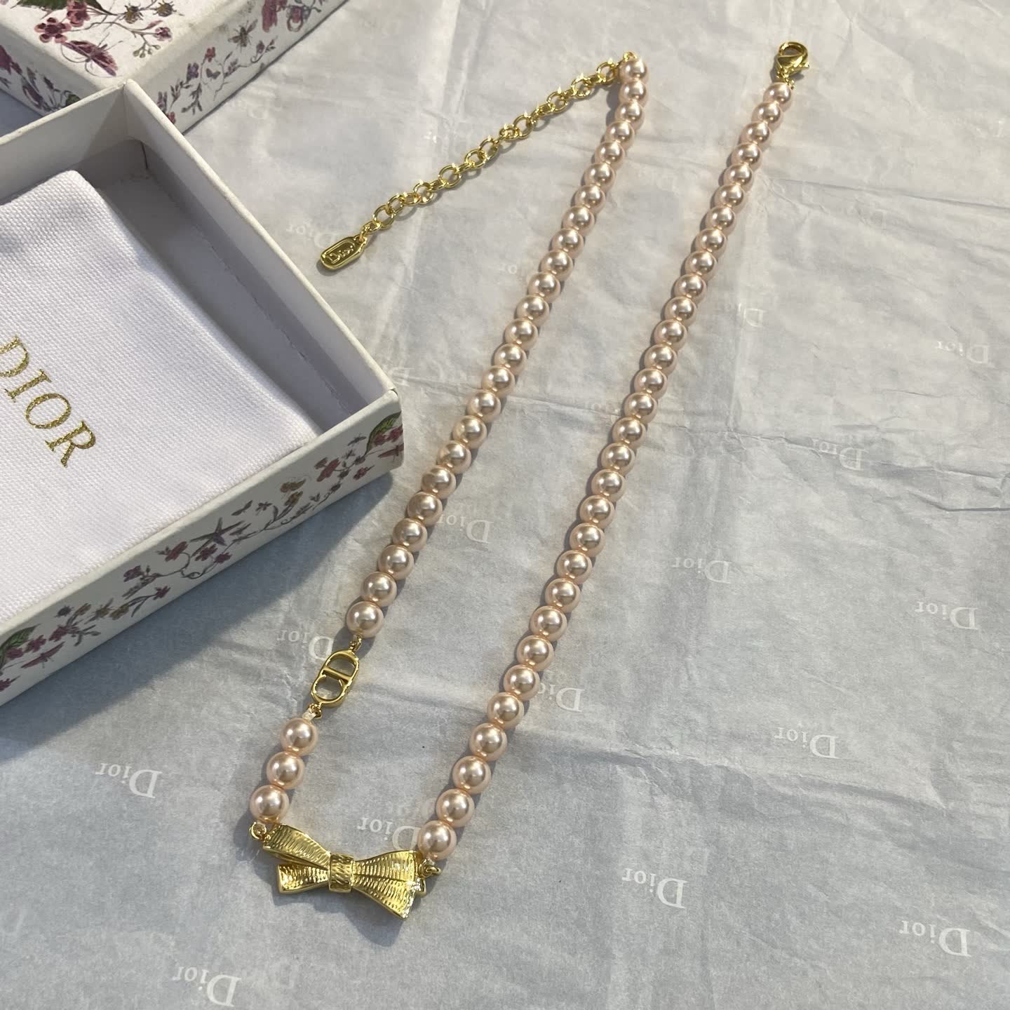 Dior Pearl Necklace with Gold Bow Clasp Dior Pearl Necklace with Gold Bow Clasp
