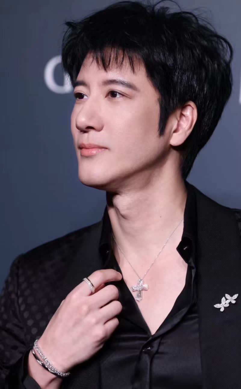 Chrome Hearts Elegant Cross Pendant Necklace with Baguette Stones