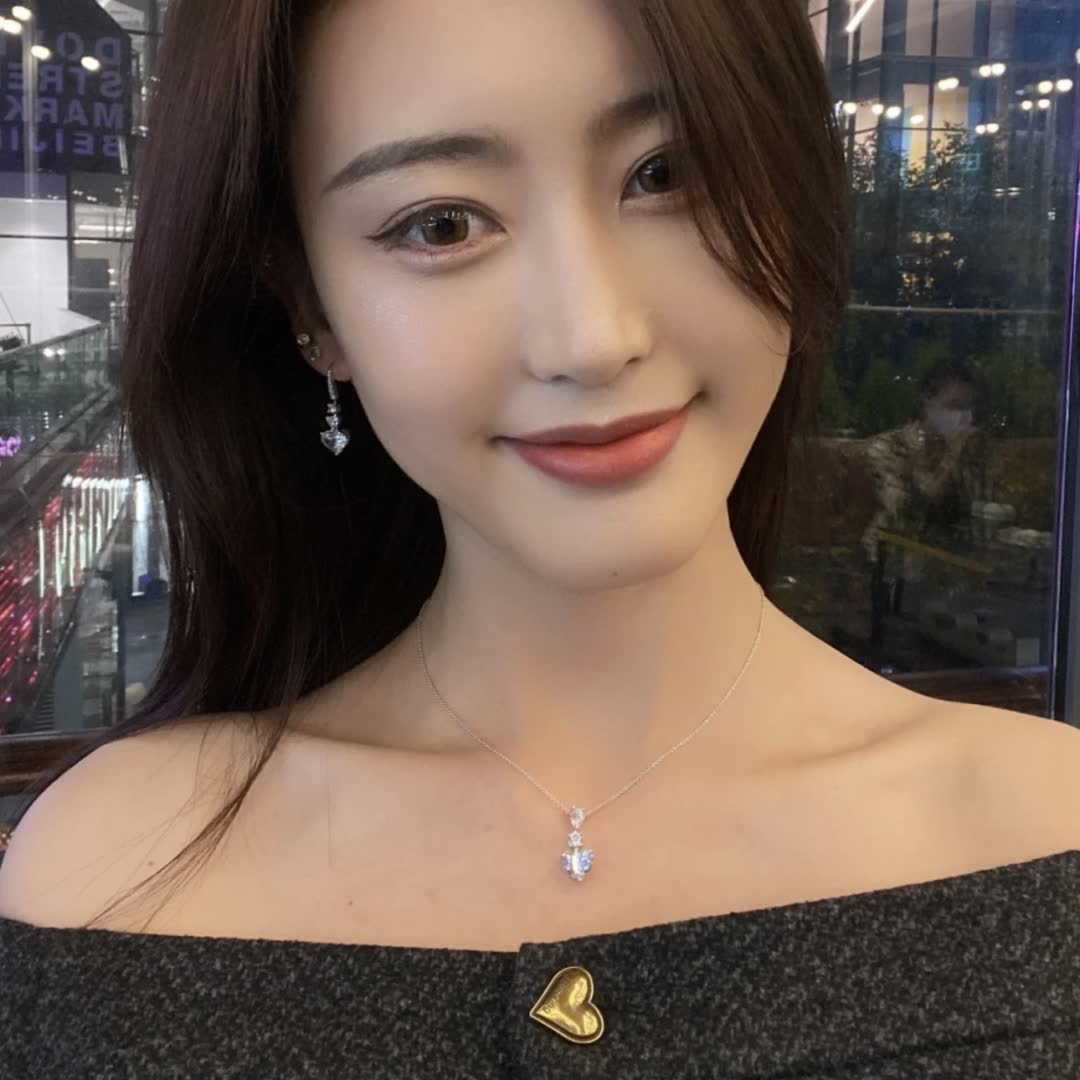 Graff Elegant Heart-Shaped Diamond Pendant Necklace