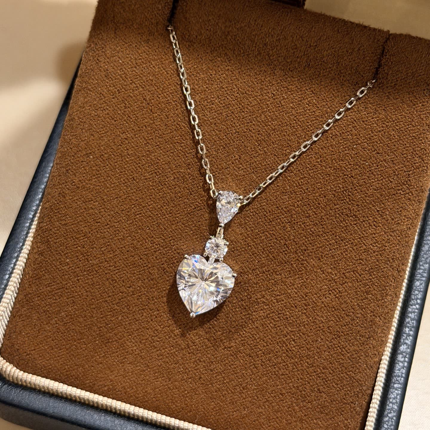 Graff Elegant Heart-Shaped Diamond Pendant Necklace