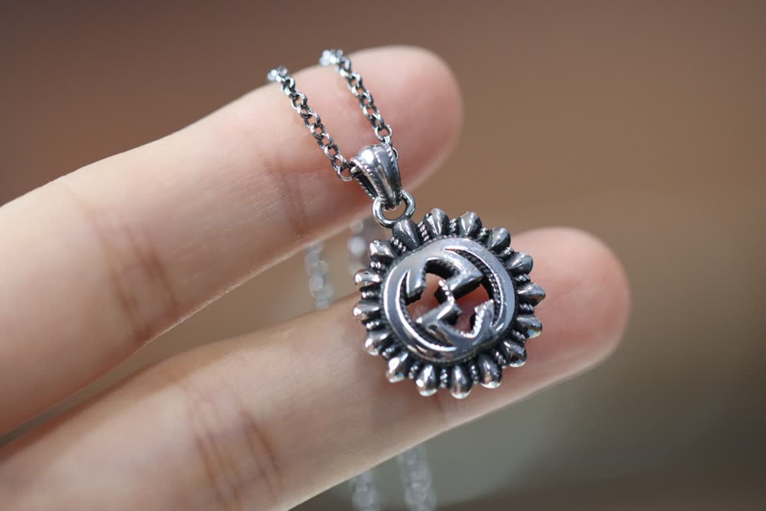 Gucci Silver Interlocking G Pendant Necklace