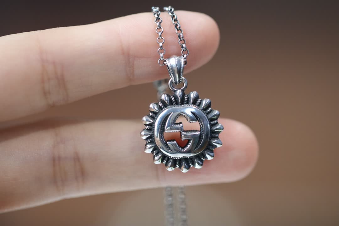 Gucci Silver Interlocking G Pendant Necklace