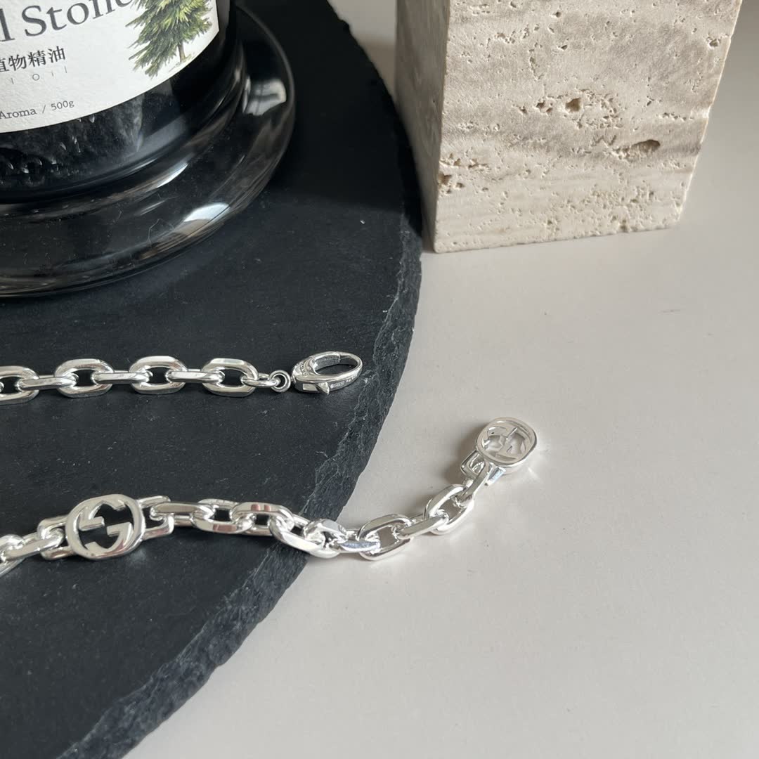 Gucci Silver Chain Necklace with Interlocking G Design