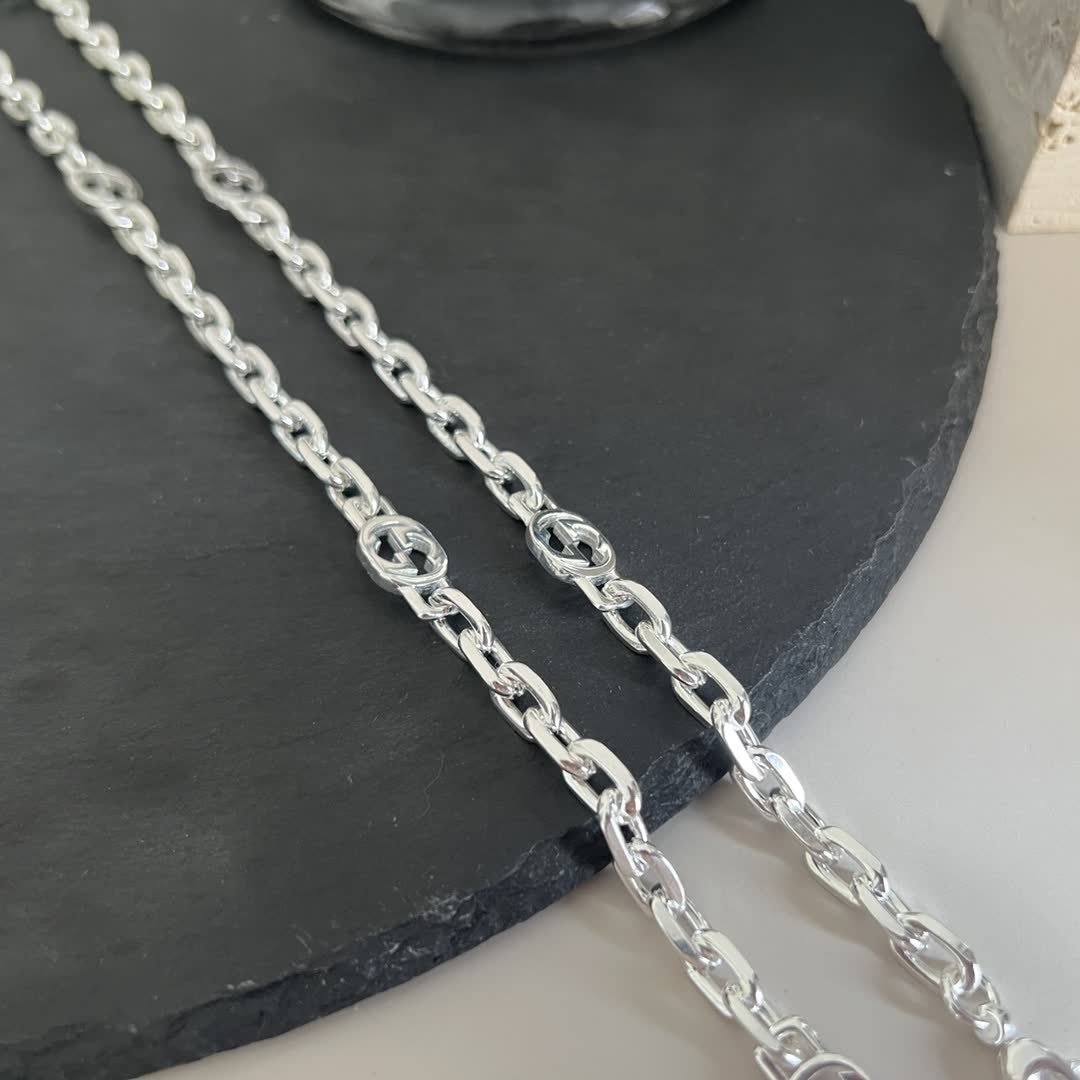Gucci Silver Chain Necklace with Interlocking G Design