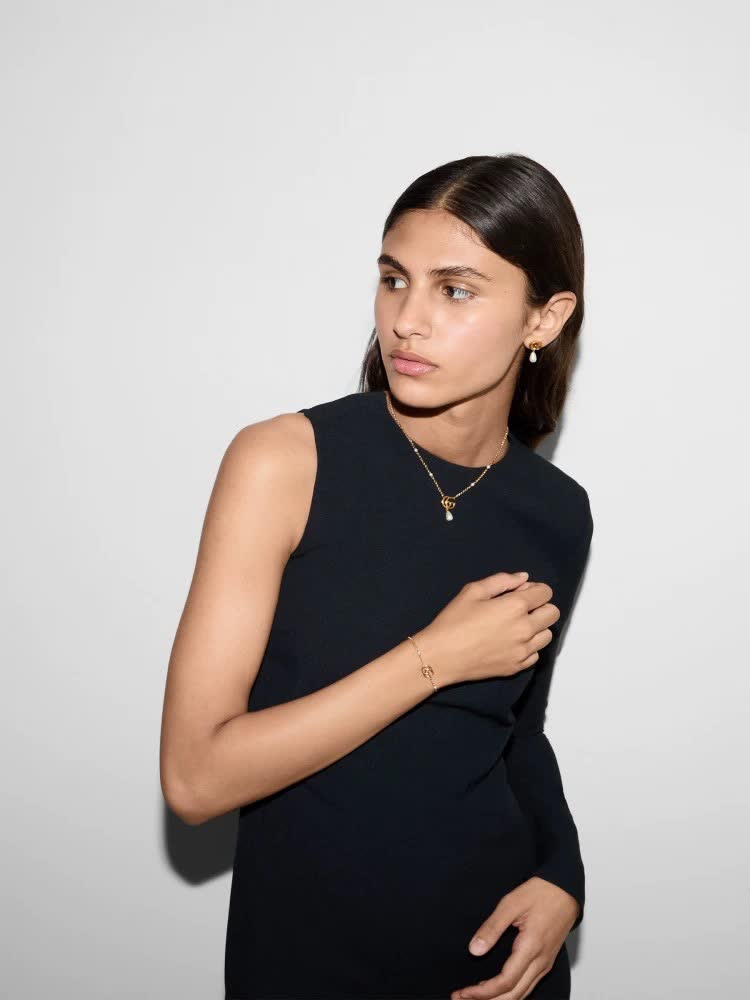Gucci Gold Chain Necklace with 'GG' Logo and Pearl