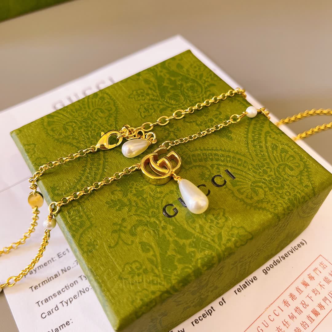 Gucci Gold Chain Necklace with 'GG' Logo and Pearl