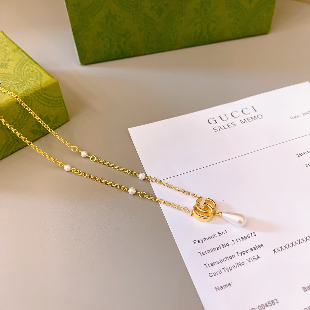 Gucci Gold Chain Necklace with 'GG' Logo and Pearl