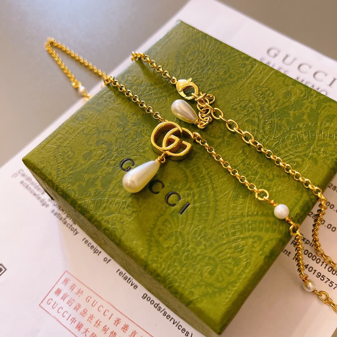 Gucci Gold Chain Necklace with 'GG' Logo and Pearl