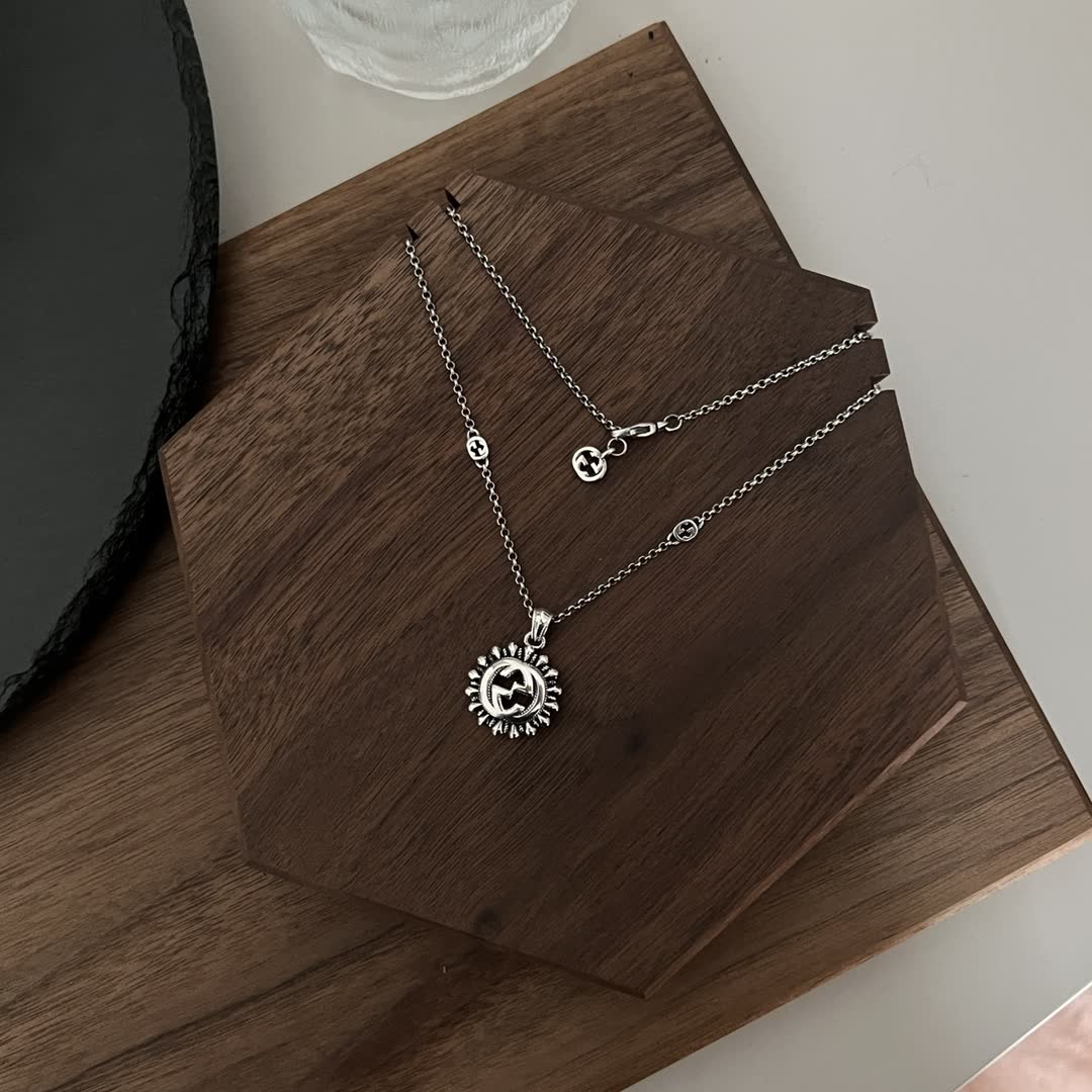 Gucci Silver Chain Necklace with Interlocking G Pendant