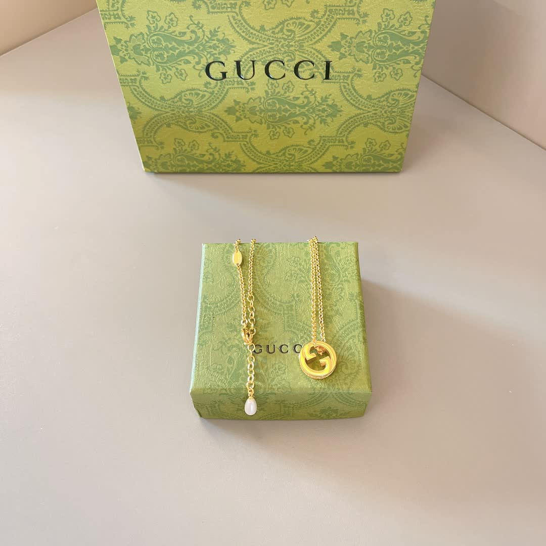 Gucci Gold Tone G Logo and Pearl Pendant Necklace Gucci Gold Tone G Logo and Pearl Pendant Necklace