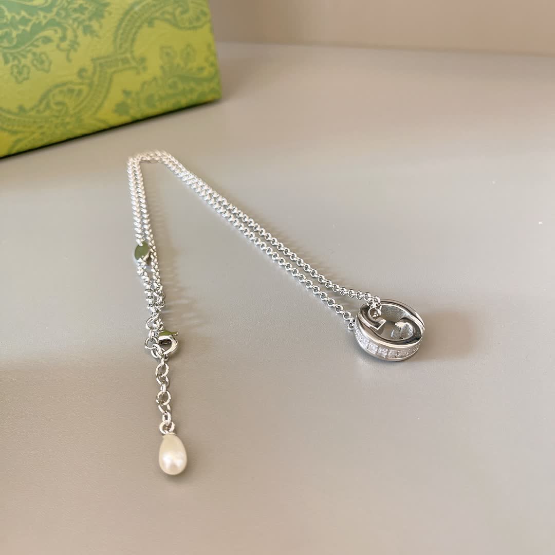 Gucci Silver Interlocking G Pendant Necklace